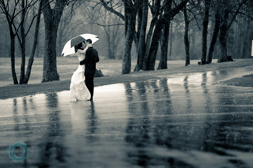 Best Couples HD Photo in Rain For Valentine Day 2024